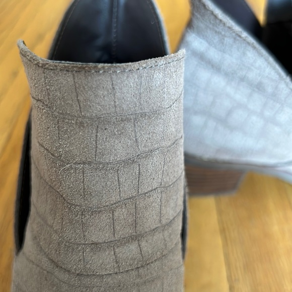 Stylish gray ankle boot NWOT - Picture 3 of 5